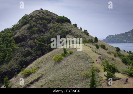 Les touristes font leur chemin le long de l'île Pigeon vers le 359ft crête de signal, St Lucie, West Indies. Banque D'Images