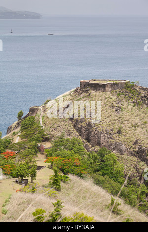 La vue de Signal Hill pour les ruines du Fort Rodney Rodney Bay et au-delà, St Lucie, West Indies. Banque D'Images