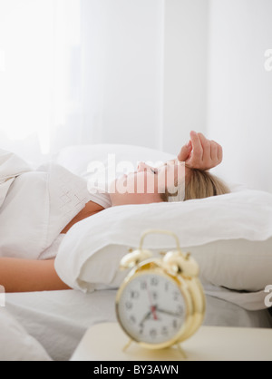 USA, New Jersey, Jersey City, young woman sleeping in bed Banque D'Images