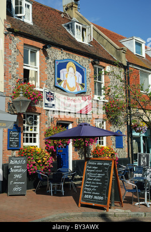 En face d'un pub anglais à Brighton, Angleterre. Tout simplement s'asseoir et profiter de votre repas. Banque D'Images