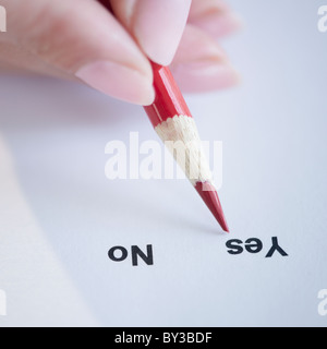 USA, New Jersey, Jersey City, Close-up view of woman's hand en remplissant le formulaire Banque D'Images