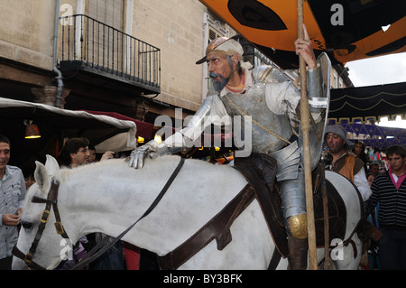 L'école Don Quijote de parade dans la rue principale . Quichotte ' marché ' Semaine Cervantes ALCALÁ DE HENARES Madrid ESPAGNE Banque D'Images