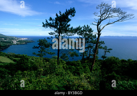 Vue sur la côte nord de pico avec les Açores île de São Jorge à l'horizon. Banque D'Images