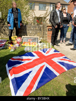 Uk fans remember Eddie Cochran sur le 50e anniversaire de sa mort qui a été causé par un accident de voiture en garbsen UK. Banque D'Images