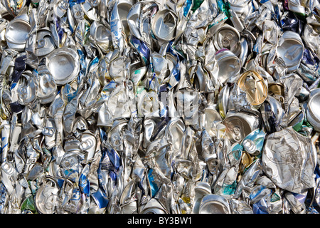 Les boîtes en aluminium broyé ensemble comprimé d'attendre d'être recyclés. Banque D'Images