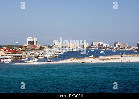 Condos entourent le bateau rempli Destin harbor en Floride. Banque D'Images