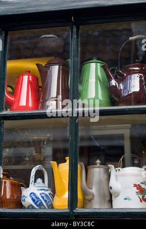 Une variété de théières et bouilloires dans la fenêtre d'un magasin traditionnel à l'Open Air Museum à Arnhem, Pays-Bas Banque D'Images