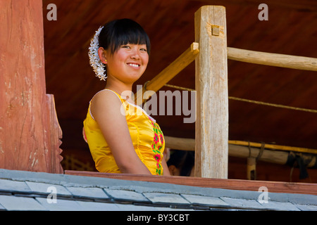 Jeune femme en robe jaune Dai à plateau Research Institute, Province du Yunnan, Xishuangbanna, Chine. JMH4235 Banque D'Images