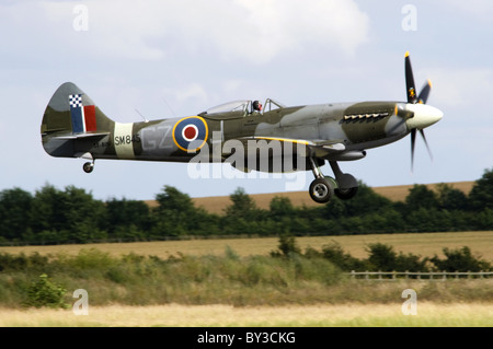 Supermarine Spitfire FR.XVIIIe dans l'affichage après l'atterrissage de camouflage de la RAF à Duxford Flying Legends Airshow Banque D'Images