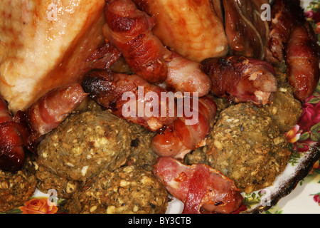 Dinde de Noël avec sage et l'oignon et les saucisses en boules de farce de bacon. Banque D'Images