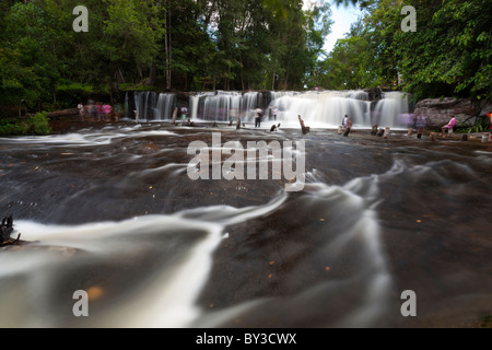 Les chutes supérieures Kulen Falls sont un lieu de baignade populaire surtout les jours de festival. Parc National de Phnom Kulen. Cambodge Banque D'Images