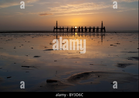 Le soleil à l'estuaire de Ribble vu de Lytham St Annes sur la côte de Fylde. Banque D'Images