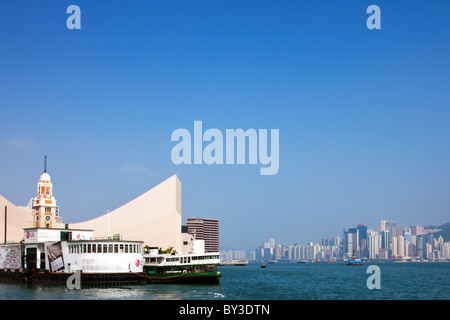 Le Star Ferry, amarré à l'île de Hong Kong Kowloon avec en arrière-plan sur le port Victoria Harbour villes modernes bâtiments Banque D'Images