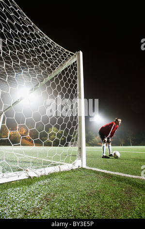 USA, California, Ladera Ranch, le gardien de but sur le terrain de soccer éclairés la nuit Banque D'Images