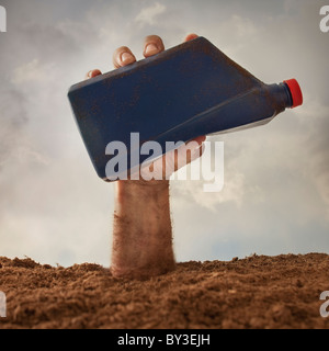 Human hand holding plastic bottle, studio shot Banque D'Images