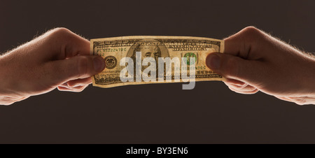 Hands holding one hundred dollar bill Banque D'Images