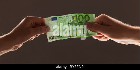 Mains tenant une centaine d'euro note Banque D'Images