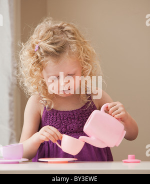 USA, Utah, Léhi, girl (2-3) Playing with toy vaisselle Banque D'Images