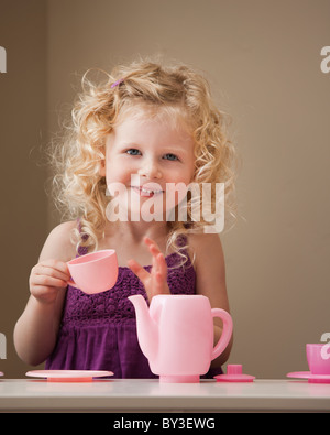 USA, Utah, Léhi, girl (2-3) Playing with toy vaisselle Banque D'Images