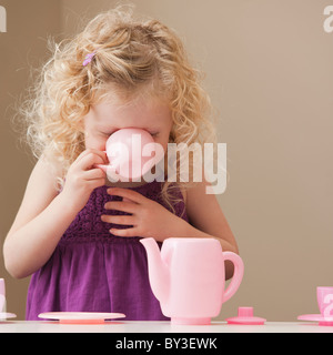 USA, Utah, Léhi, girl (2-3) Playing with toy vaisselle Banque D'Images