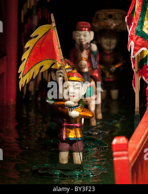 Que le théâtre de marionnettes d'eau à Hanoi - entrée d'un défilé de marionnettes portant un drapeau Banque D'Images
