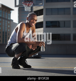 USA, Utah, Salt Lake City, le basket-ball player holding water bottle Banque D'Images