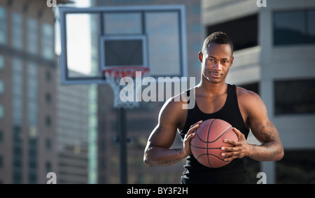 USA, Utah, Salt Lake City, le basket-ball player holding basketball Banque D'Images