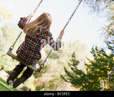 USA, Utah, girl (6-7) swinging sur tree swing Banque D'Images