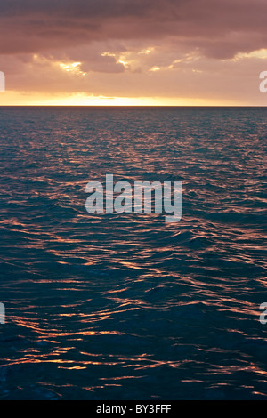 Le coucher du soleil et nuages sur la mer du Pacifique du sud Banque D'Images