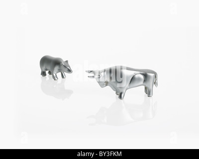 Studio shot of silver figurines de Bull and Bear Banque D'Images