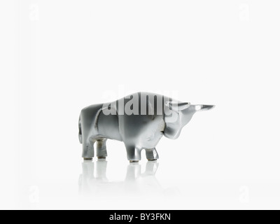 Studio shot of silver figurines de Bull and Bear Banque D'Images