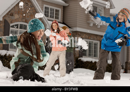 USA, Utah, Provo, les garçons (10-11, 12-13) et les filles (10-11, 16-17) après avoir snow ball fight in front of house Banque D'Images