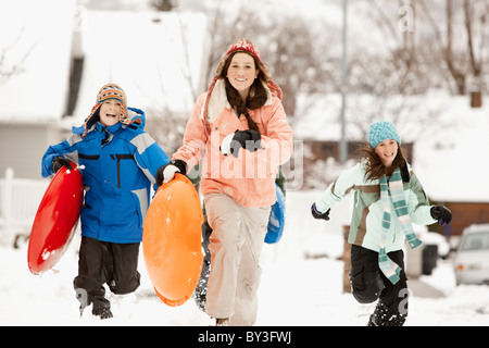 USA, Utah, Provo, les garçons (10-11, 12-13) et les filles (10-11, 16-17) s'exécutant avec Sled Banque D'Images