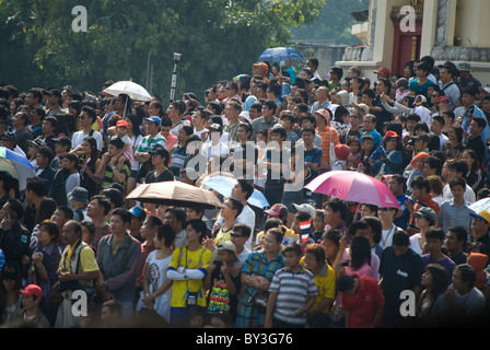 Foule de spectateurs en attente de la F1 car show dans le Ratchandamneon Bangkok 2010 Red Bull Street, des Rois Banque D'Images