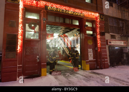 Pelleter la neige épaisse des pompiers sur la 14e rue à New York City pendant la tempête de neige à Noël 2010 record Banque D'Images