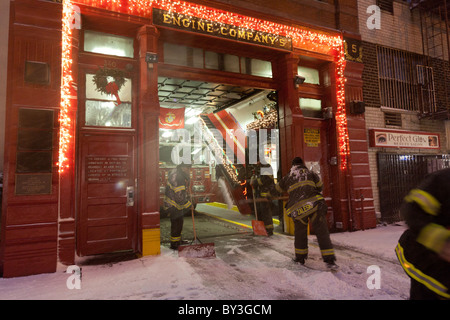 Pelleter la neige épaisse des pompiers sur la 14e rue à New York City pendant la tempête de neige à Noël 2010 record Banque D'Images