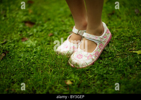 Chaussures cuir fille on lawn Banque D'Images