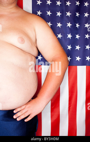 La Grange, California, United States. Portrait d'adolescent obèses en face du drapeau des États-Unis (graphique, ringflash). Banque D'Images