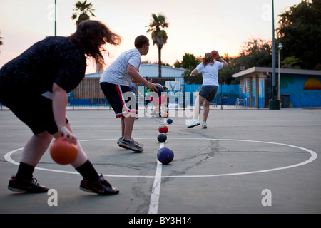 Reedley hallows, California, United States. Les adolescents jouer au ballon chasseur Wellspring Academy, un pensionnat pour l'obésité. Banque D'Images