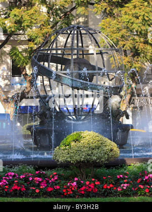 Fontaine et Arrangement de jardinage à la Rotunda do Infante, Funchal, Madère Banque D'Images