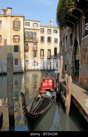 Gondola stationné dans un petit canal Venise Italie Banque D'Images