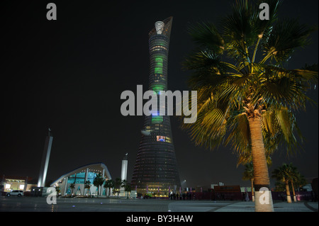 L'Aspire Tower à Doha, au Qatar, au-dessus de regarder la Khalifa International Stadium. La tour a été également connu comme Khalifa Sports Banque D'Images