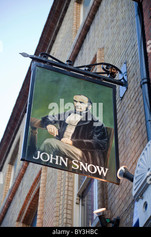 Enseigne de pub à l'extérieur de la maison publique John Snow, le médecin qui a fait remonter l'origine d'une épidémie de choléra à une pompe à eau à proximité Banque D'Images