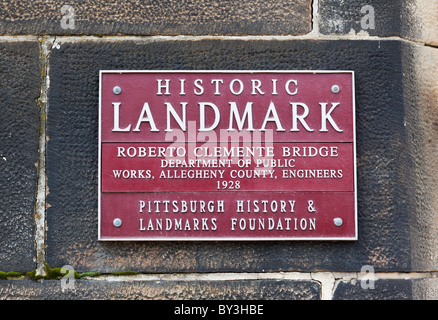 Plaque sur Roberto Clemente Bridge sur la rivière Allegheny, Pittsburgh, USA Banque D'Images