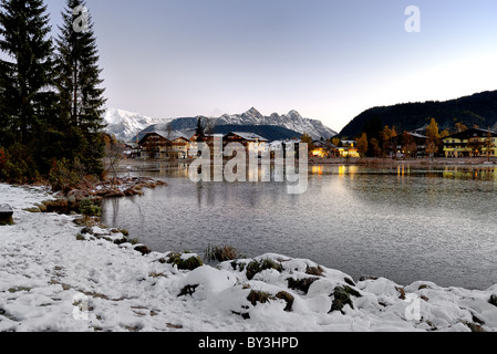 Le lac Wildsee gelés juste après le lever du soleil seefeld Tirol Autriche Banque D'Images