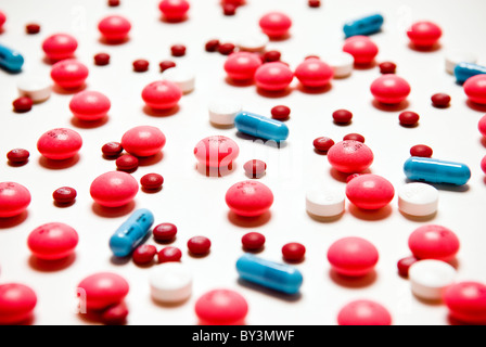 Les médicaments sur ordonnance éparpillées sur un fond blanc Banque D'Images