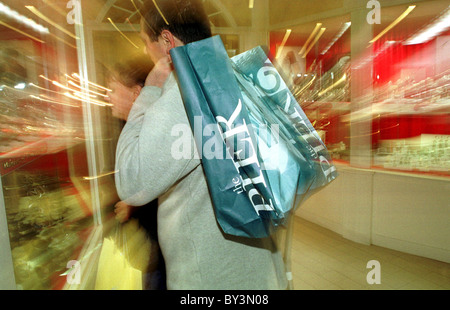 Shopping dans le centre de Cardiff. Banque D'Images