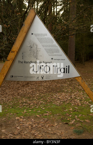 Sentier de la forêt de Rendlesham UFO signe Suffolk Angleterre Banque D'Images