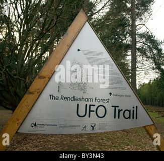 Sentier de la forêt de Rendlesham UFO signe Suffolk Angleterre Banque D'Images