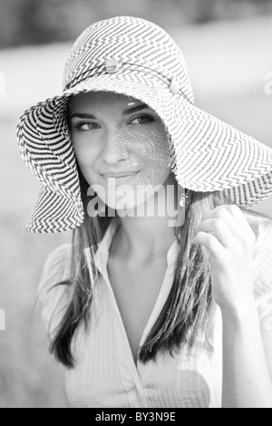 Portrait of a young woman with hat dans le domaine Banque D'Images